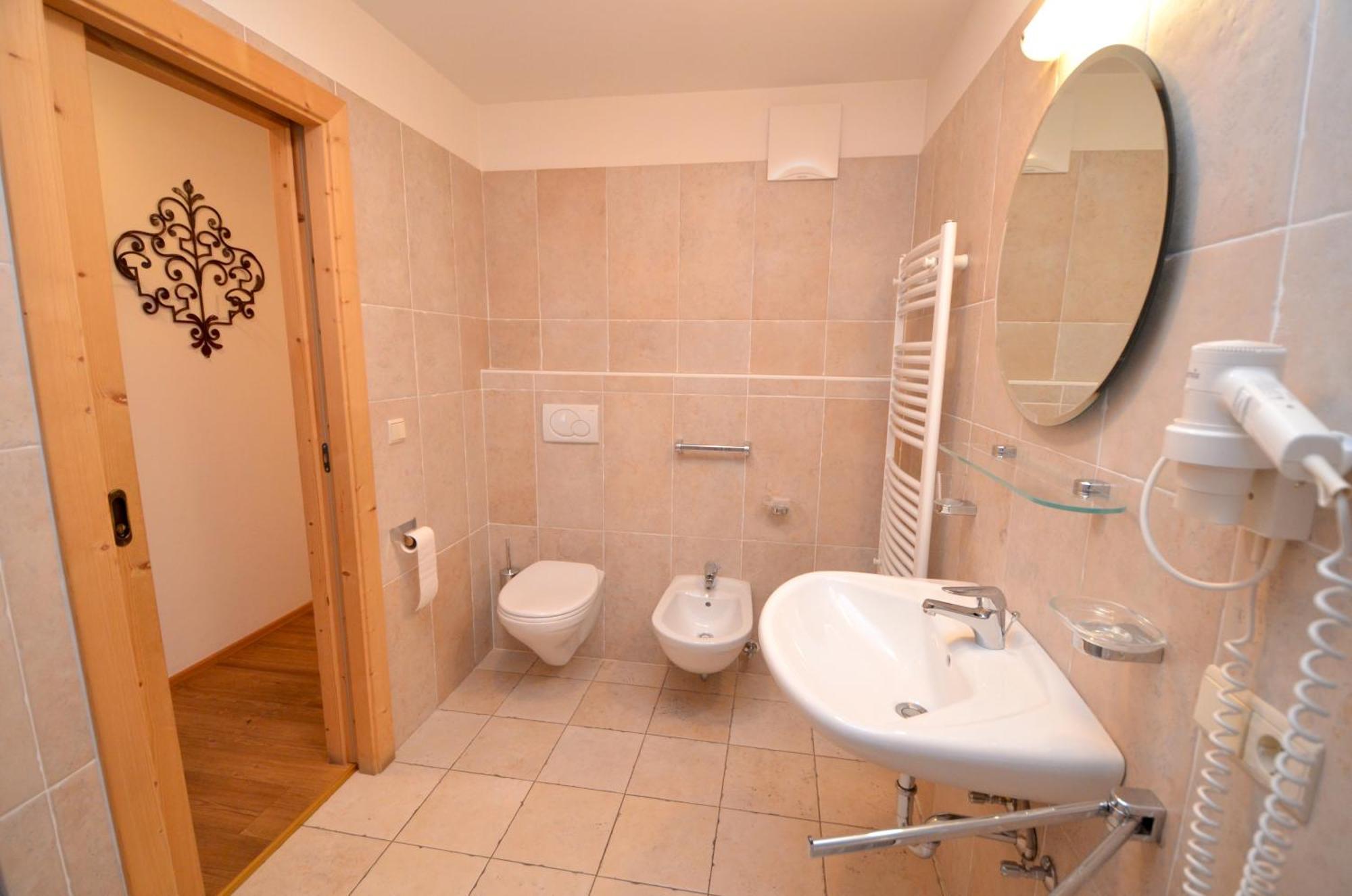 Aurturist Miramonti S Candido San Candido Room photo